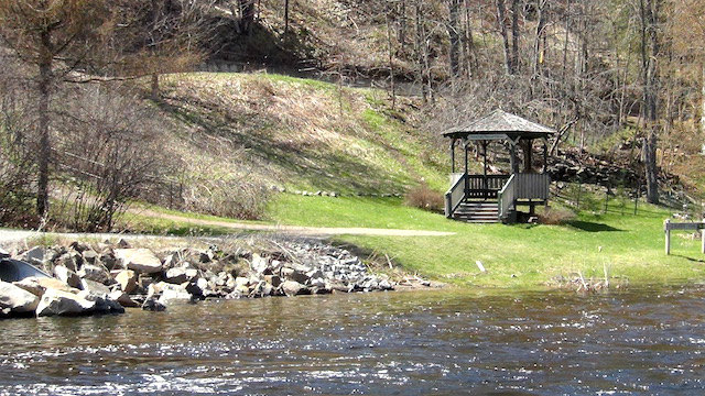 The other side of the river has a little more rugged trail with more park area.