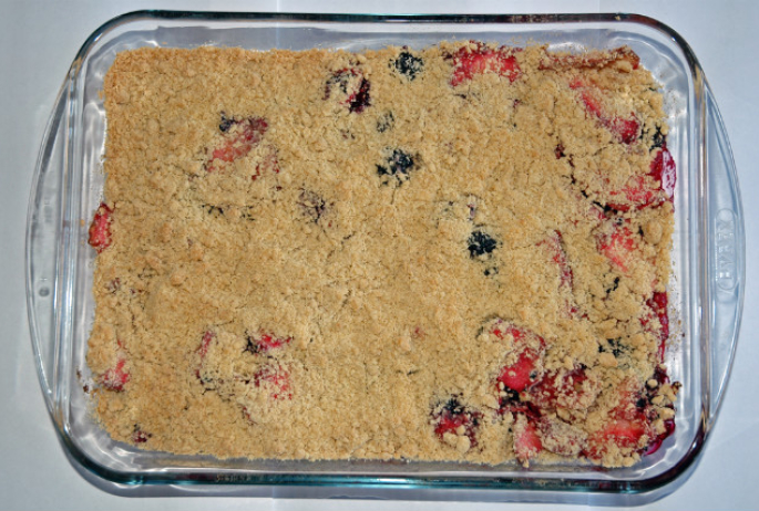 an apple/berry crumble (licensed under Public domain via Wikimedia Commons)