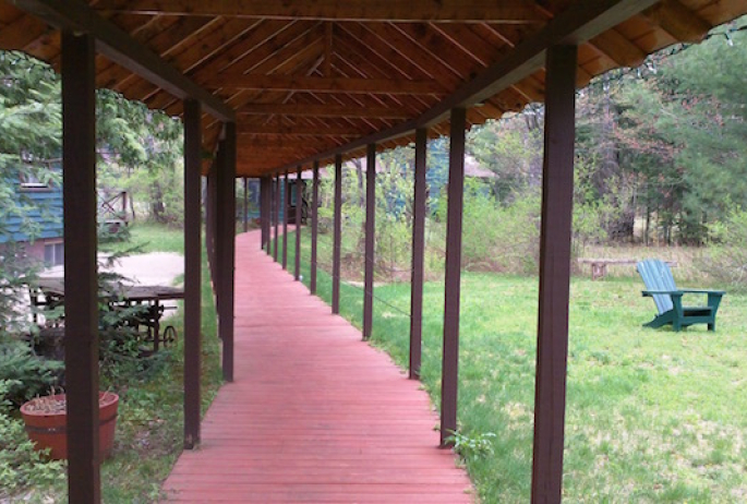 covered walkway between the Inn and the Meeting Center