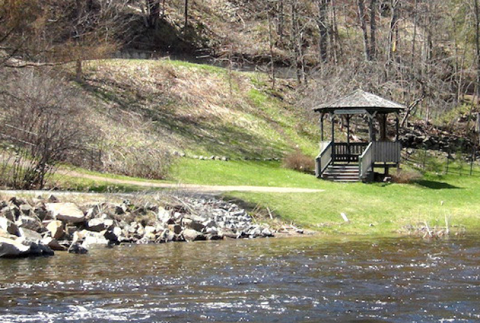 The other side of the river has a little more rugged trail with more park area.