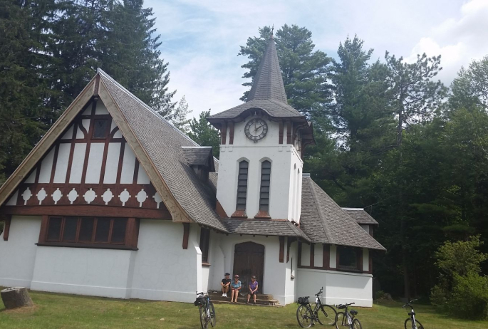 The chapel (photo taken while biking, it cannot be seen from the lake)